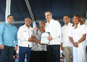 Director del IAD acompaña al presidente en acto entrega de 2,298 títulos en Consuelo