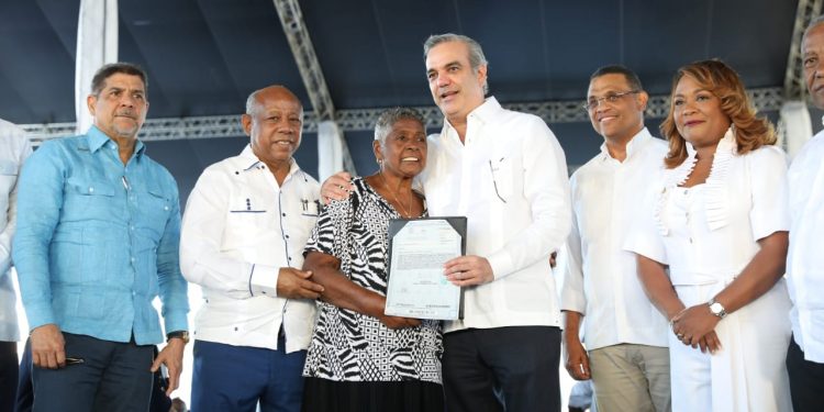 Director del IAD acompaña al presidente en acto entrega de 2,298 títulos en Consuelo
