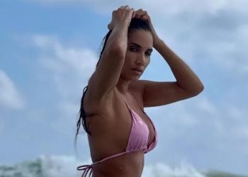 India Martínez presume de glúteos tonificados haciendo surf