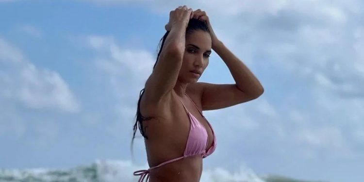 India Martínez presume de glúteos tonificados haciendo surf
