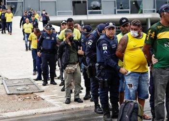 Lula visita la escena de los disturbios en el Palacio de Planalto y la Corte Suprema