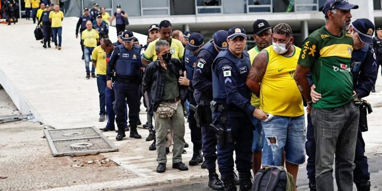 Lula visita la escena de los disturbios en el Palacio de Planalto y la Corte Suprema