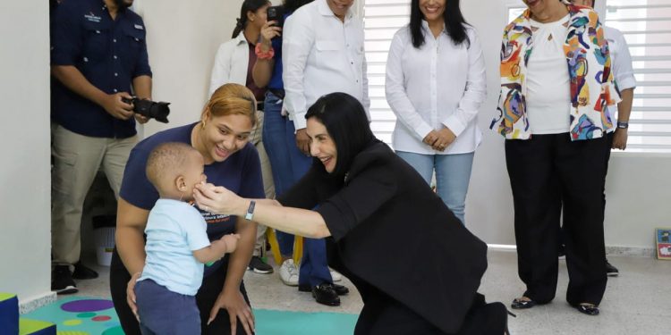 La primera dama y la directora del Inaipi aperturan servicios en CAIPI de Nagua