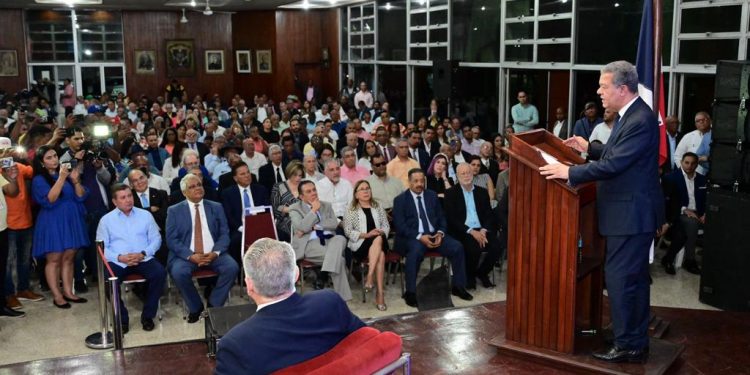Leonel afirma jamás se puede aceptar que organismos extranjeros digan quién es o no es dominicano