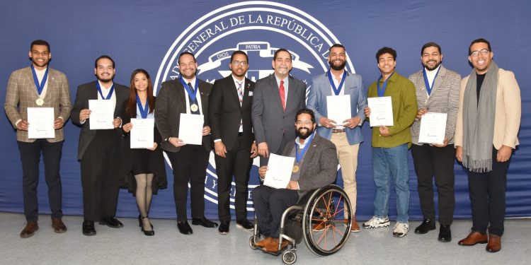 Ministerio de la Juventud y Consulado reconocen 14 jóvenes dominicanos en Nueva York 