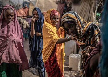 Mujeres frente al cambio climático en Somalia: ¿cómo vencer la sequía con un vaso de agua al día?