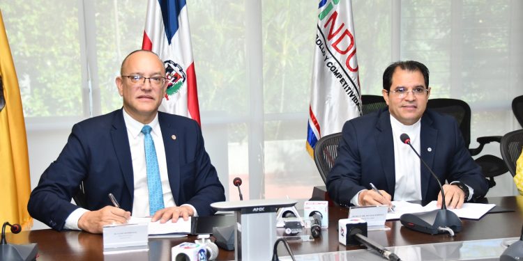 Proindustria y PUCMM firman acuerdo de colaboración