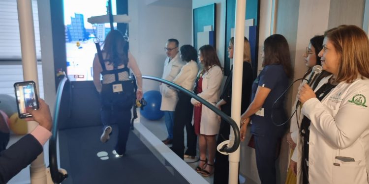 Unión Médica pone en servicio moderno equipo Robótico para la marcha, único en el país