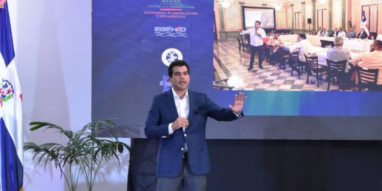 Wellington Arnaud ofrece conferencia en PUCMM sobre transformación servicio agua potable