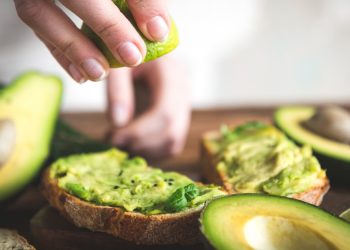 Comer un aguacate por día reduce el riesgo de colesterol alto