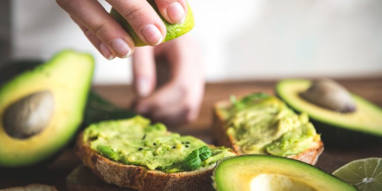 Comer un aguacate por día reduce el riesgo de colesterol alto