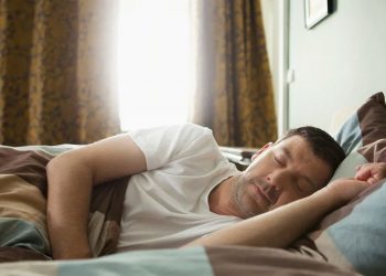 Según expertos de Harvard, dormir más durante el fin de semana podría ayudar a recuperar el sueño perdido
