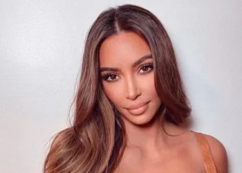 Kim Kardashian presume de belleza natural en TikTok