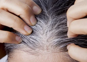 ¿Por qué nos salen canas y cómo podemos prevenirlas?