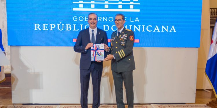 Abinader dice el Libro Blanco de la Defensa de RD es instrumento vivo para enriquecer con la sociedad