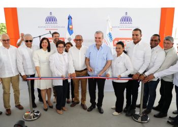 Presidente Abinader inaugura dos carreteras, 120 apartamentos en Santiago y Moca por más de 2, 530 millones