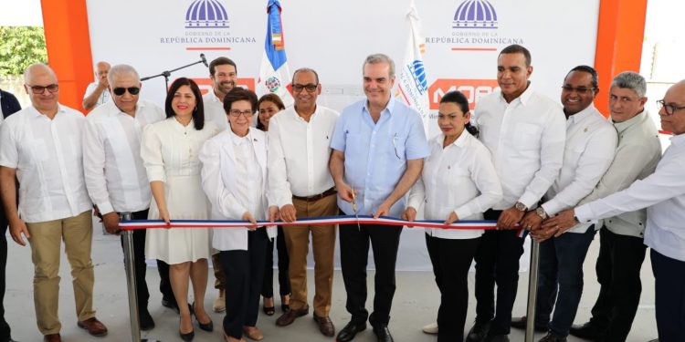 Presidente Abinader inaugura dos carreteras, 120 apartamentos en Santiago y Moca por más de 2, 530 millones