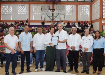 Presidente Abinader inaugura escuela y entrega 560 títulos de propiedad en SDE