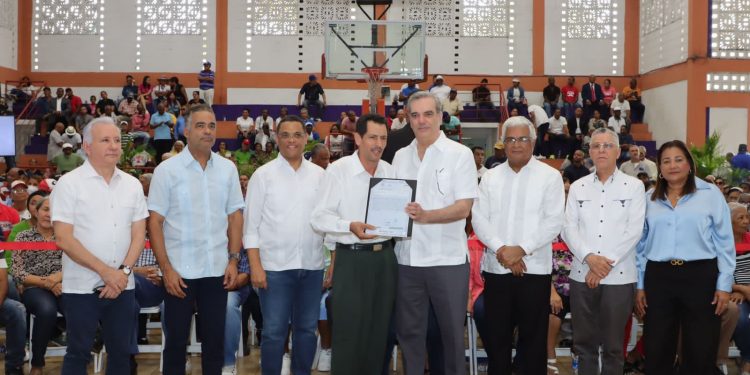 Presidente Abinader inaugura escuela y entrega 560 títulos de propiedad en SDE