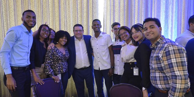 Aduanas celebra “Día Nacional de la Juventud” con encuentro de egresados de “pasantía”