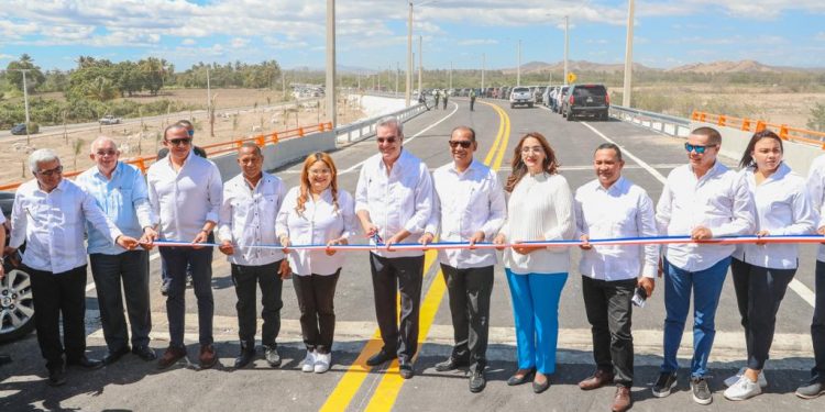 Al inaugurar Circunvalación de Azua, Presidente Abinader invita oposición a caerle atrás y lo vean trabajando por el desarrollo del país