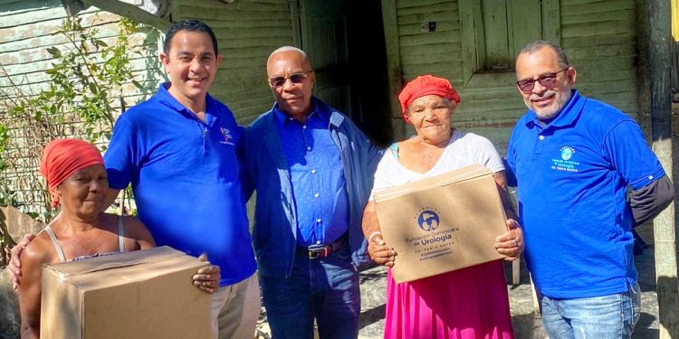 Fundación Dominicana de Urología Dr. Pablo Mateo realiza donaciones a lugareños del municipio de Vallejuelo