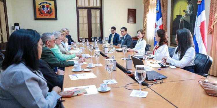 Gobierno y Colegio Médico acuerdan extender la tregua y continuar el diálogo