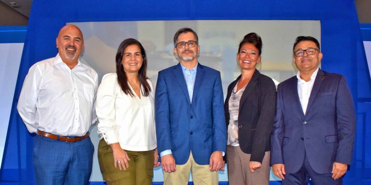 Farmaconal presenta junto a la empresa Zimmer Biomet el sistema de reemplazo articular reverso de hombro en RD