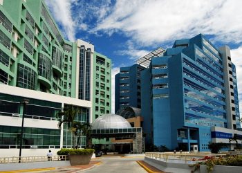 Un hombre se lanza del séptimo piso de Hospital Metropolitano de Santiago