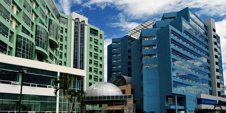 Un hombre se lanza del séptimo piso de Hospital Metropolitano de Santiago