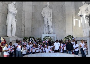 Niños de la Loma del Chivo honran a los trinitarios y cantan el himno nacional en el Altar de la Patria