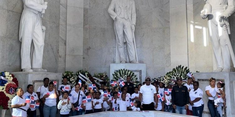 Niños de la Loma del Chivo honran a los trinitarios y cantan el himno nacional en el Altar de la Patria
