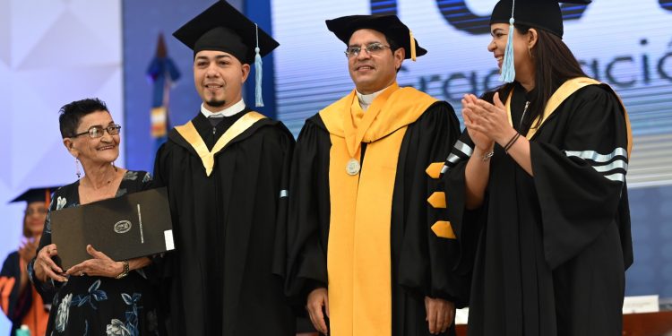 PUCMM celebra 107 graduación en Santiago