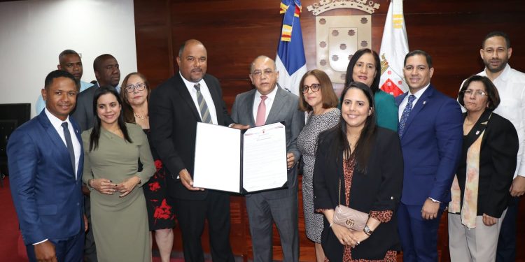 Declaran exministro de Salud Pública Plutarco Arias hijo distinguido de Santiago