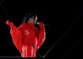 Rihanna anunció su segundo embarazo al finalizar su presentación en el Super Bowl