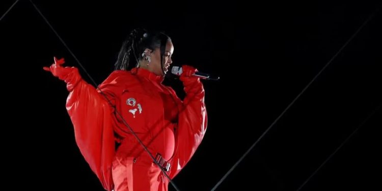 Rihanna anunció su segundo embarazo al finalizar su presentación en el Super Bowl