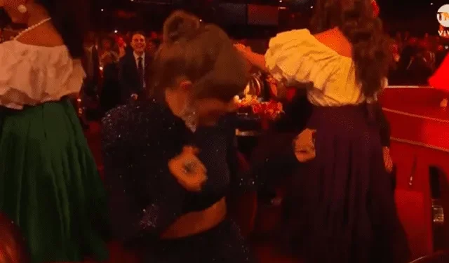 Taylor Swift sorprendió bailando merengue al ritmo de Bad Bunny en los Grammy 2023