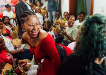 Tokischa regala flores y dinero a trabajadoras sexuales dominicanas