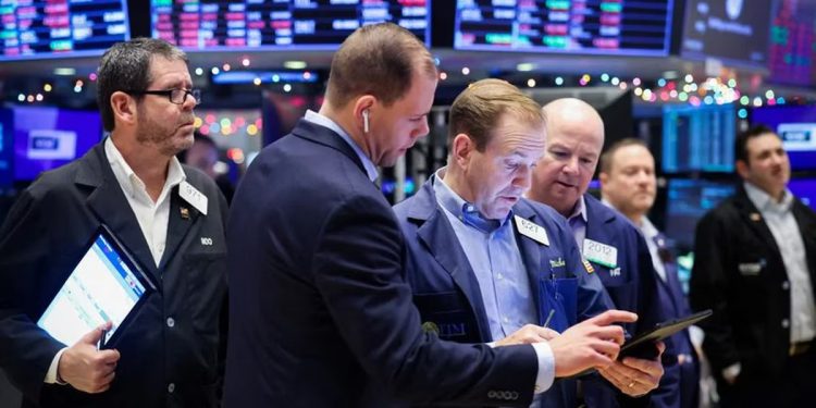 Incertidumbre en los mercados: Wall Street cayó y borró buena parte de las ganancias acumuladas en el año
