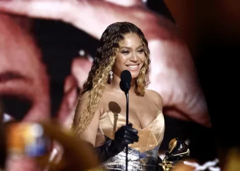 Beyoncé hace historia en los Grammy y Harry Styles conquista álbum del año