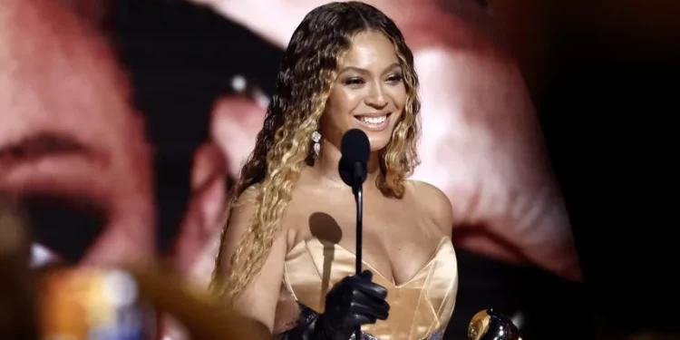 Beyoncé hace historia en los Grammy y Harry Styles conquista álbum del año