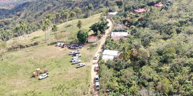 Ministerio de Agricultura da primer picazo para caminos vecinales en Paso La Jagua Guananico
