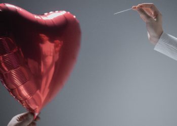 Relaciones ‘casi algo’: por qué duelen tanto y cómo superarlas