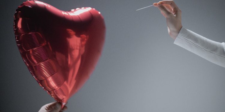 Relaciones ‘casi algo’: por qué duelen tanto y cómo superarlas