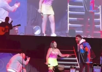 Dos novios se piden matrimonio mutuamente durante concierto de Jay Wheeler