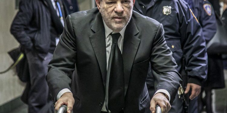 Harvey Weinstein espera sentenciado por violación en Los Ángeles