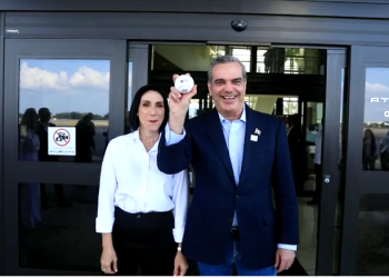 Presidente Abinader arriba a Miami para realizar lanzamiento de primera bola en Clásico Mundial de Béisbol