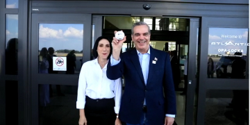 Presidente Abinader arriba a Miami para realizar lanzamiento de primera bola en Clásico Mundial de Béisbol