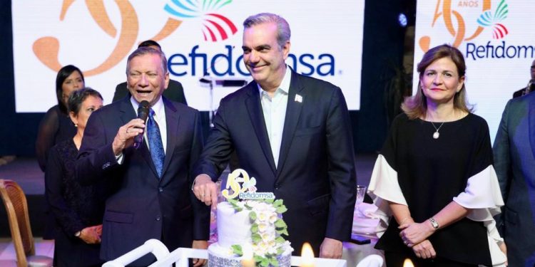 Refidomsa celebró 50 años de historia con una gala encabeza por el presidente Luis Abinader