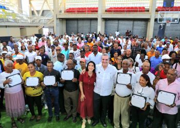 Abinader entrega 719 títulos de propiedad en Azua